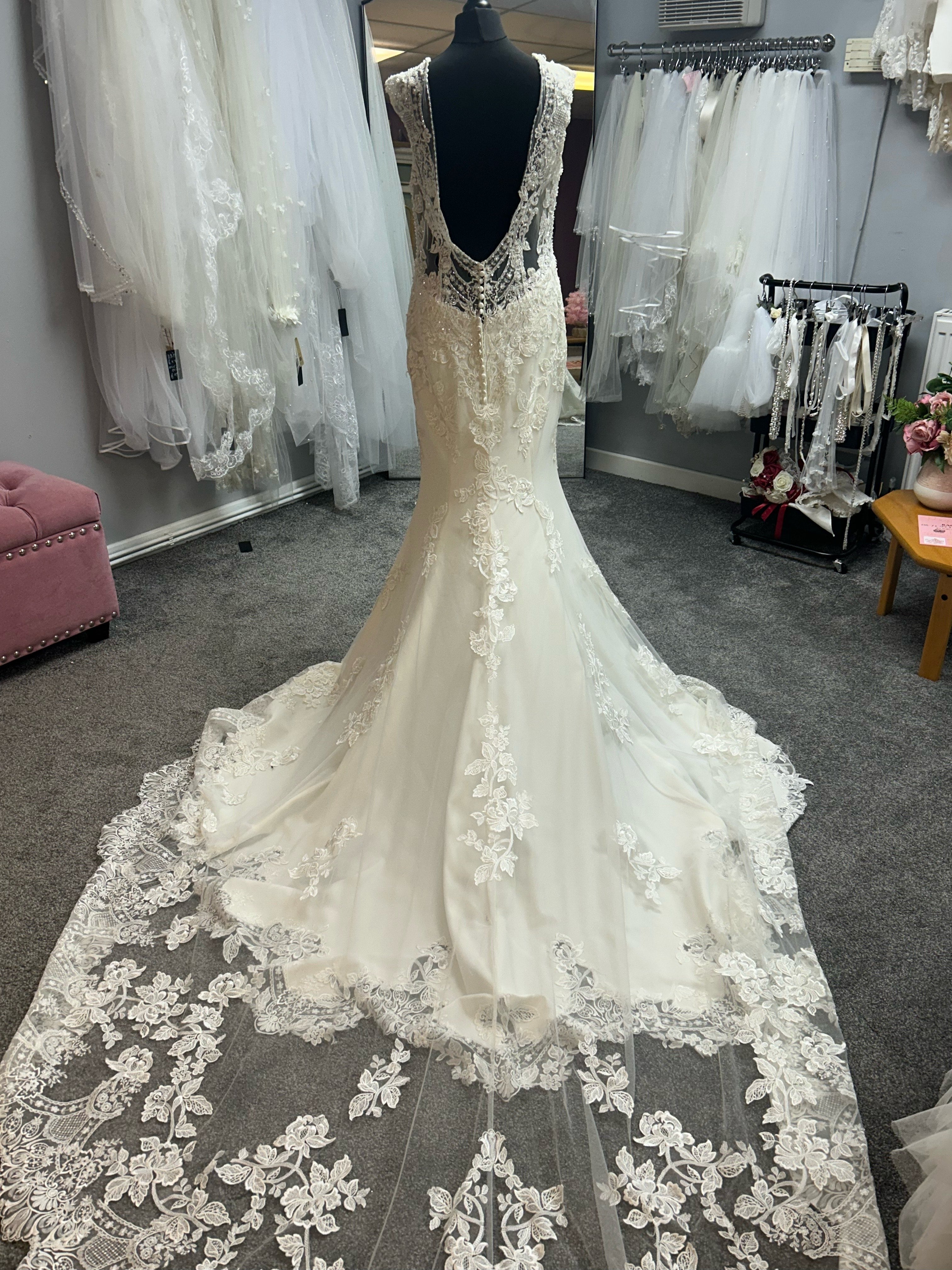 UK 8/10  Athena by Kenneth winston