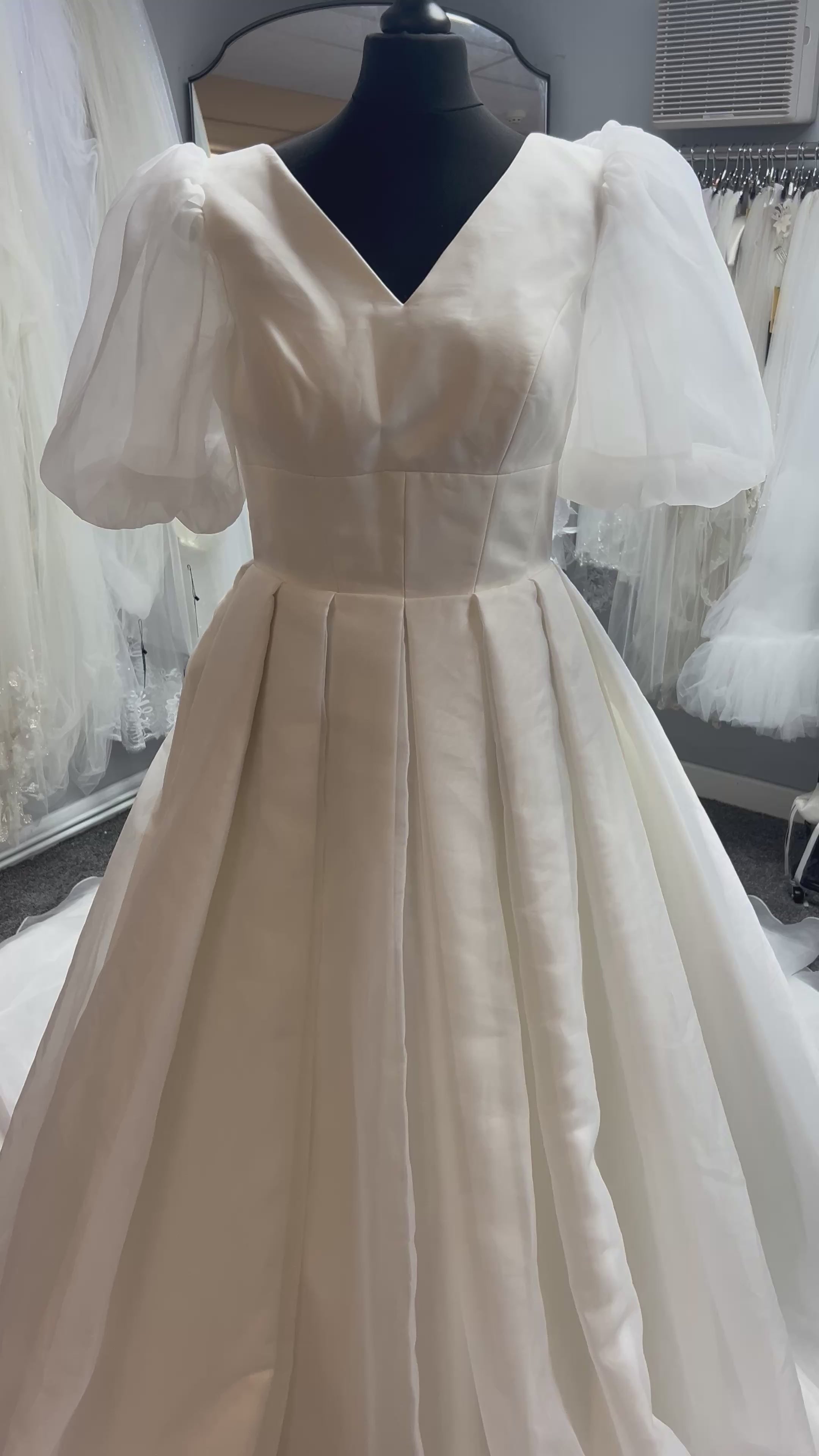 UK 6/8  Puff ballgown by Morilee